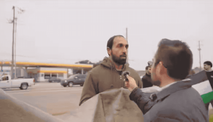 德克萨斯州普莱诺一名穆斯林反伊斯兰化集会上的抗议者表示，他不介意美国的人口结构发