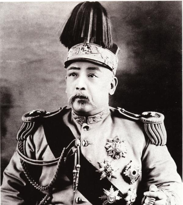 袁世凯称帝前，就有意向选定所谓“太子”。老大袁克定在1913年时坠马，摔坏一条腿
