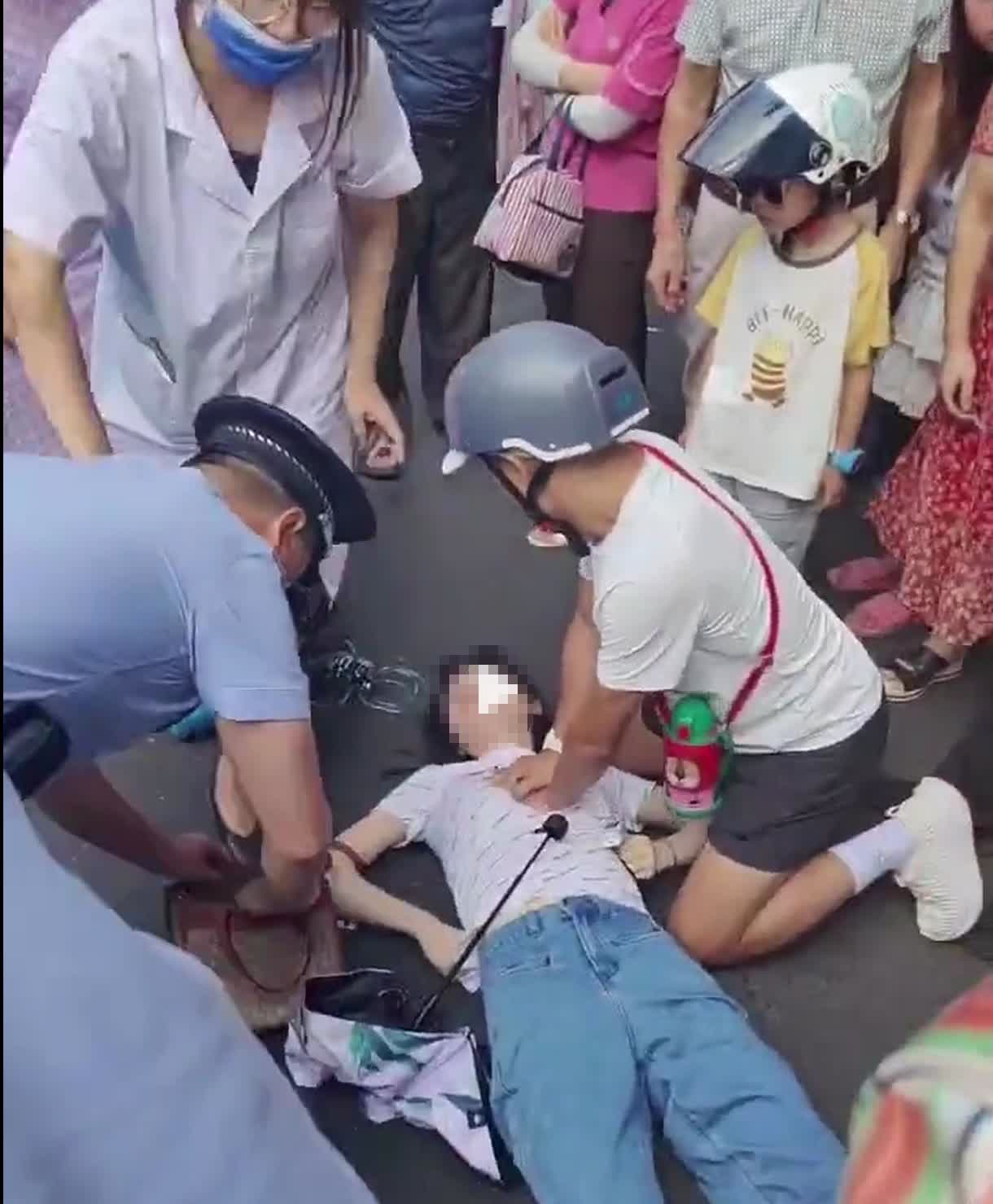 “如果哪天我晕倒，好心人请不要犹豫，你想按哪就按哪，只要把我救活！”——女网友神