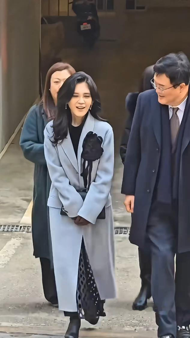 李富真继承了祖母那一支严重的家族遗传病，因此幼年开始备受家里疼爱，也尽量减少露面