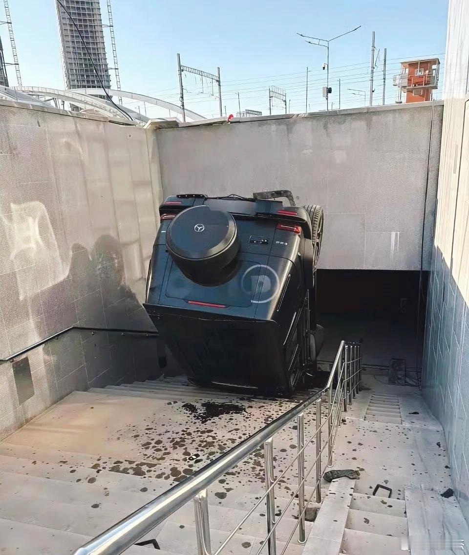 还没上牌，刚加好油就翻车了，这是什么操作？