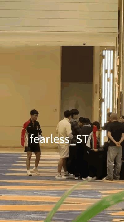 王楚钦的腿白的发光。下午下训的挺晚，估计都饿了。楚钦摸了摸嘴，又摸了下自己肚