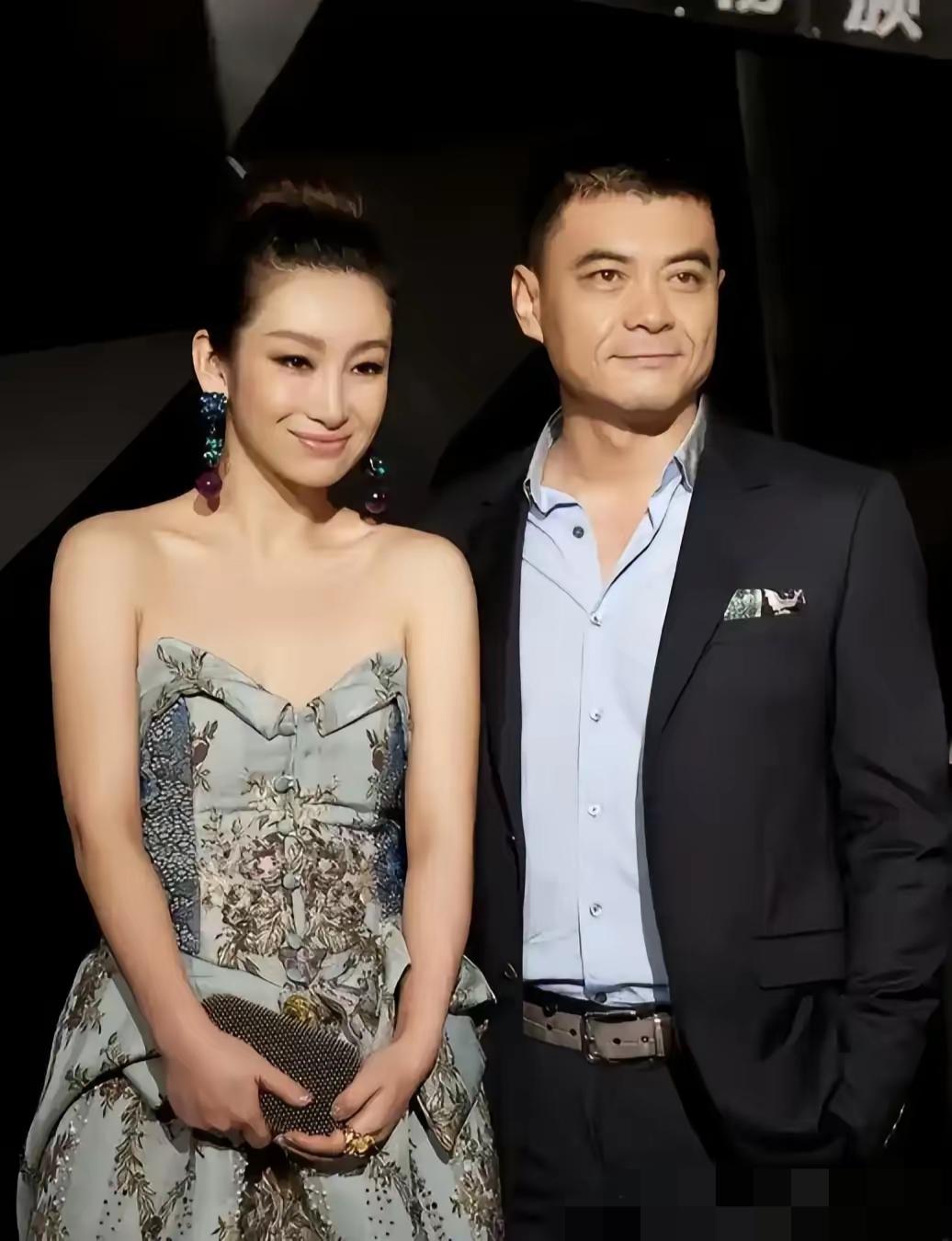 演员秦海璐说：“当年，我费尽心思把王新军追到手之后，突然有一天他告诉我，亲爱的，