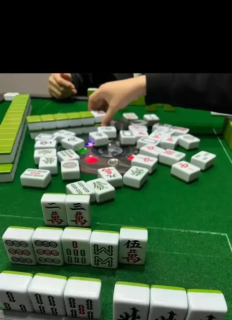 今天打20块钱的麻将，我输了1200，对家输560，上家赢900，下家赢860。