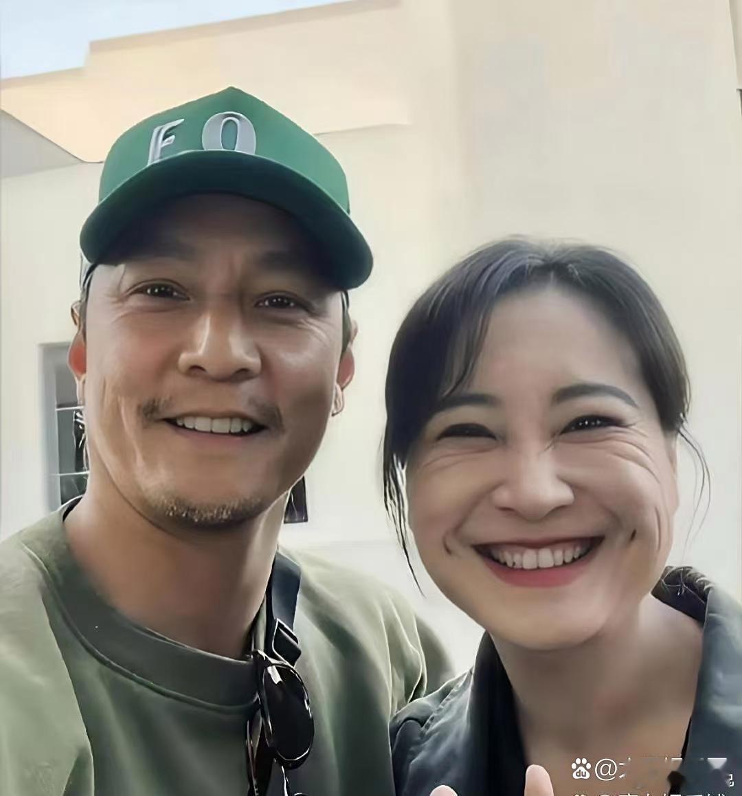 一张是吴彦祖发的，一张是贾玲助理发的，这差距…