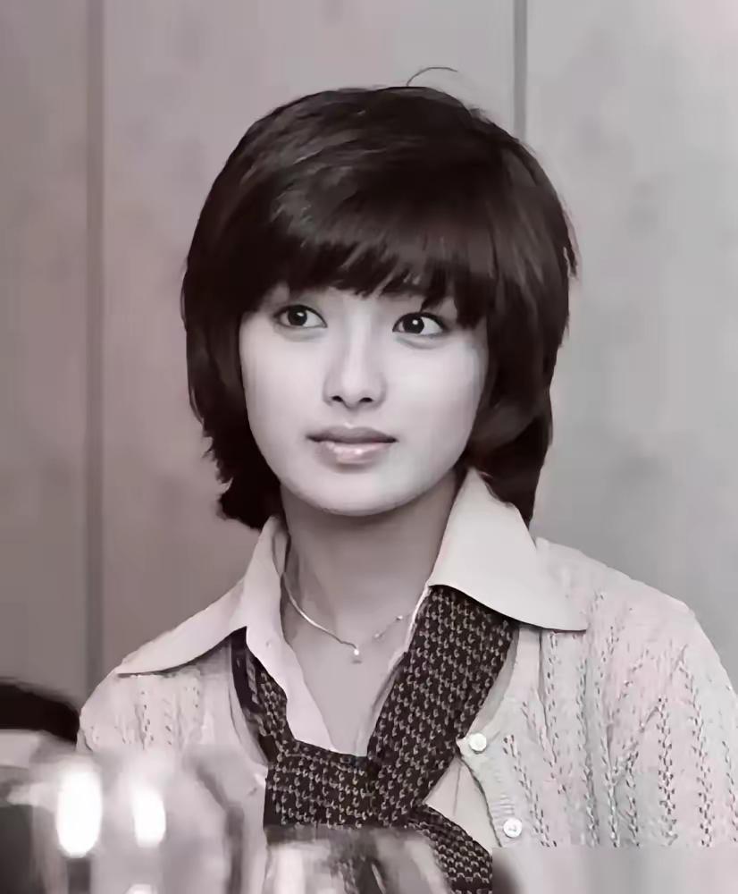 80年代一位美女演员的照片，五官精致，青春靓丽，纯天然美女，你认出是谁了吗？
