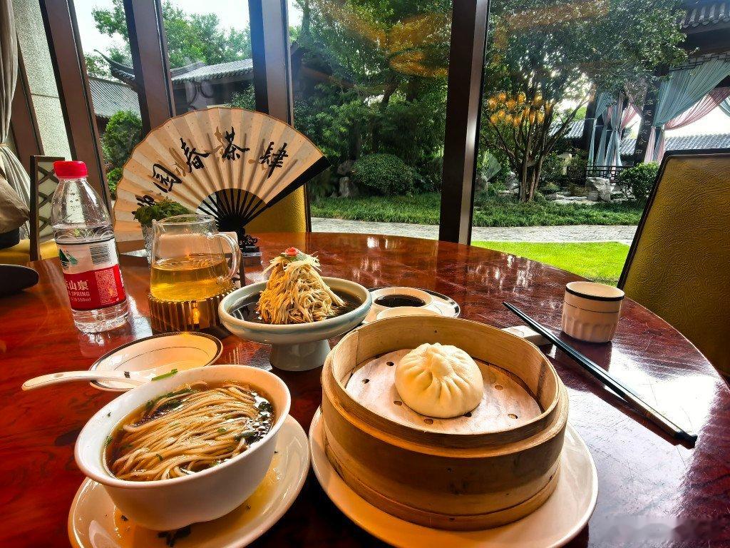 终于旅游旺季过去了，本地人吃早饭从容了我的三件套，烫干丝，虾子阳春面，一个素菜包