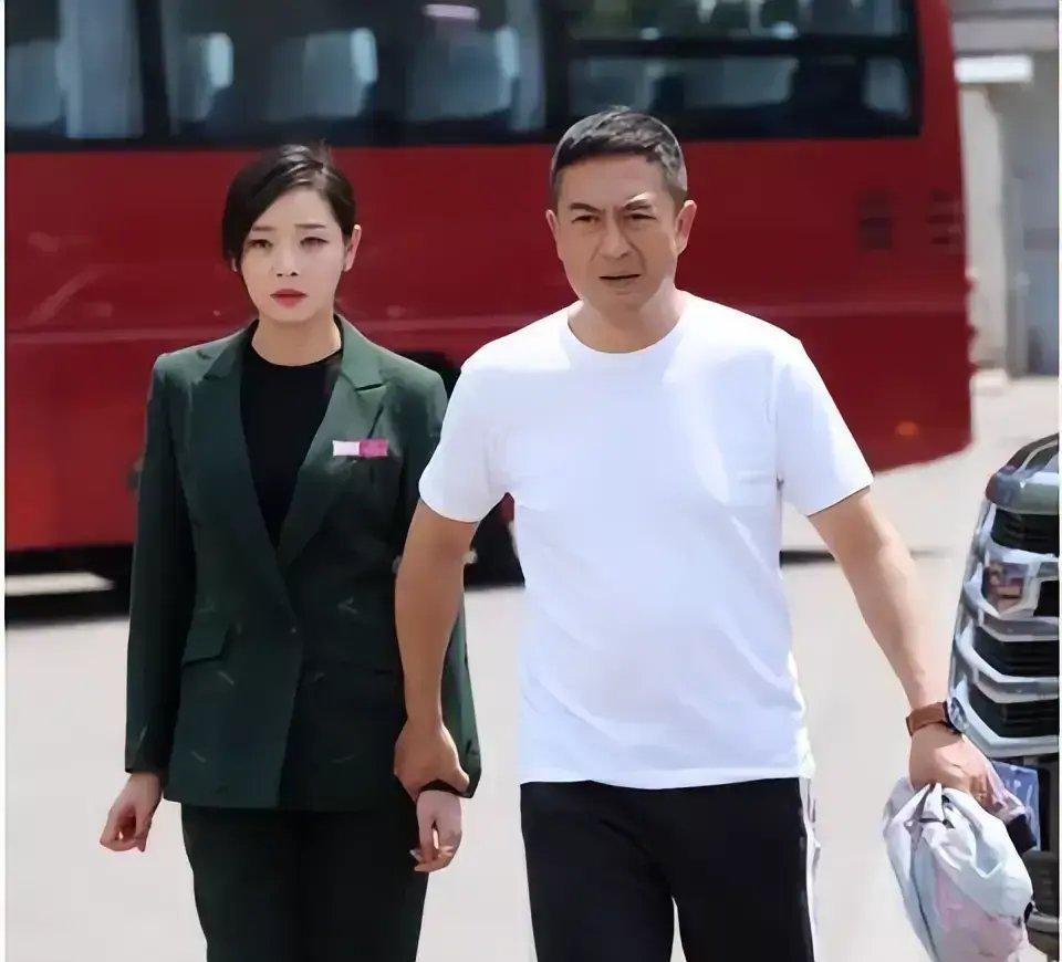 张嘉益有个邪门定律：谁跟他搭戏谁火。偏偏有个人，连演四次他老婆，愣是没火起来。王