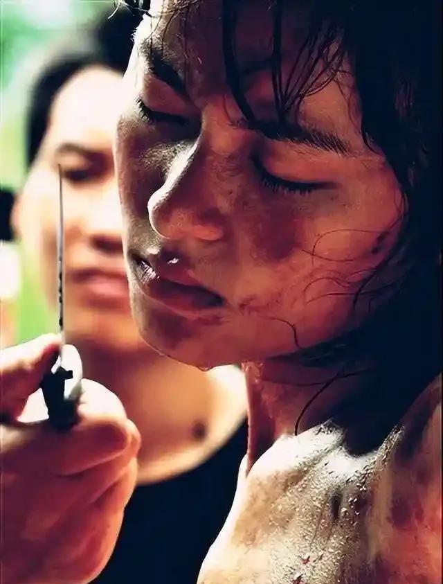 1928年9月19日，一位英勇无畏的女子被敌人押往刑场。敌人穷凶极恶，
