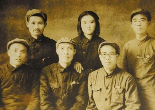 1949年，国军师长黎强被俘虏，面对审问，他却提了一个奇怪的要求：“能否帮我给周