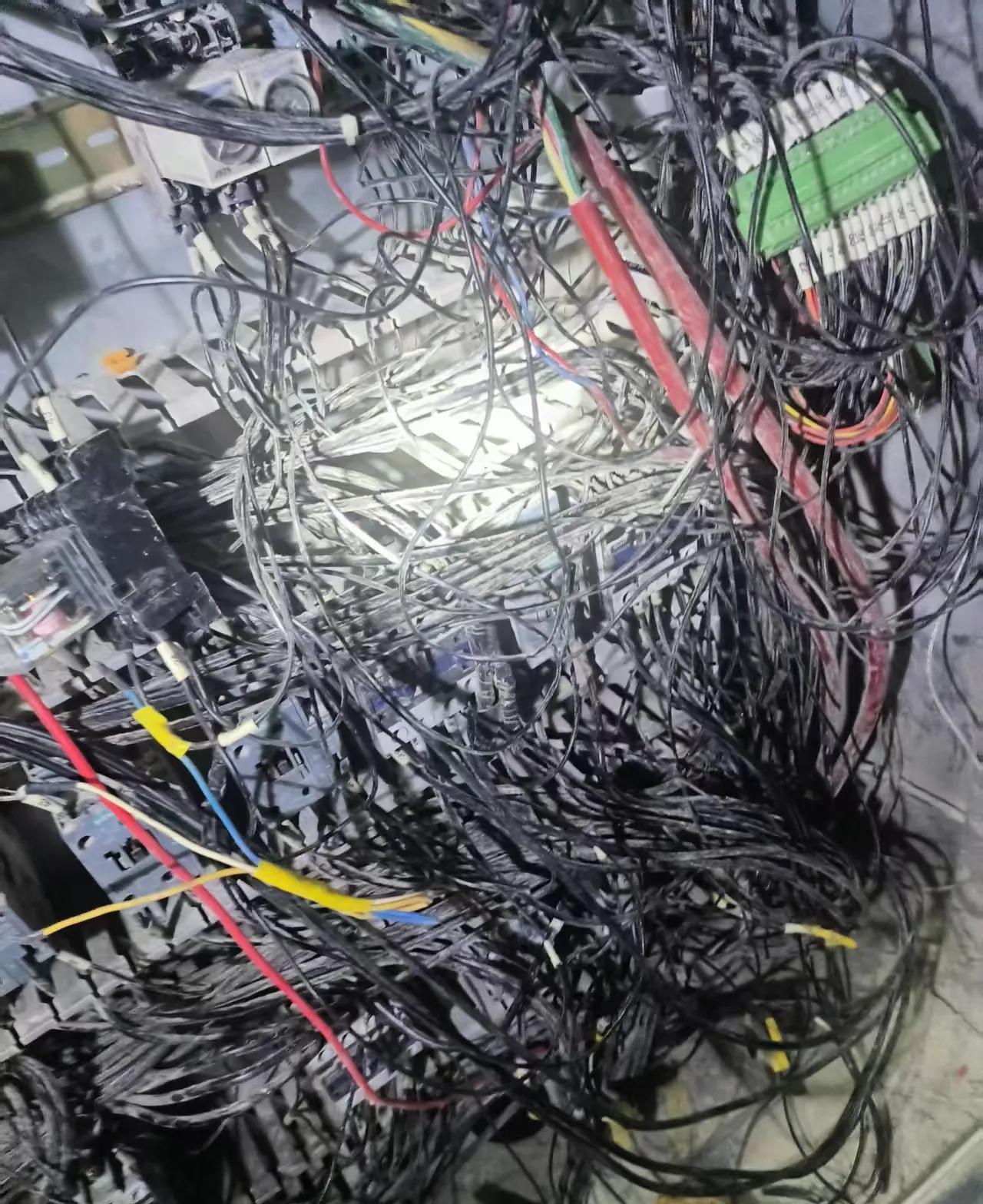 新来电工跟电工主管说：这台设备没有电路图没法修，电箱里的线乱成这样，看到这电箱我
