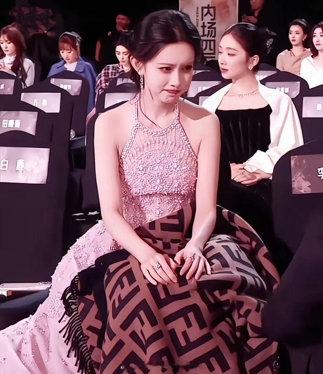 谁能想到，孟子义舞台上这一摔，竟要赔付一套房的首付？高定礼服从不是免费的霓裳，明