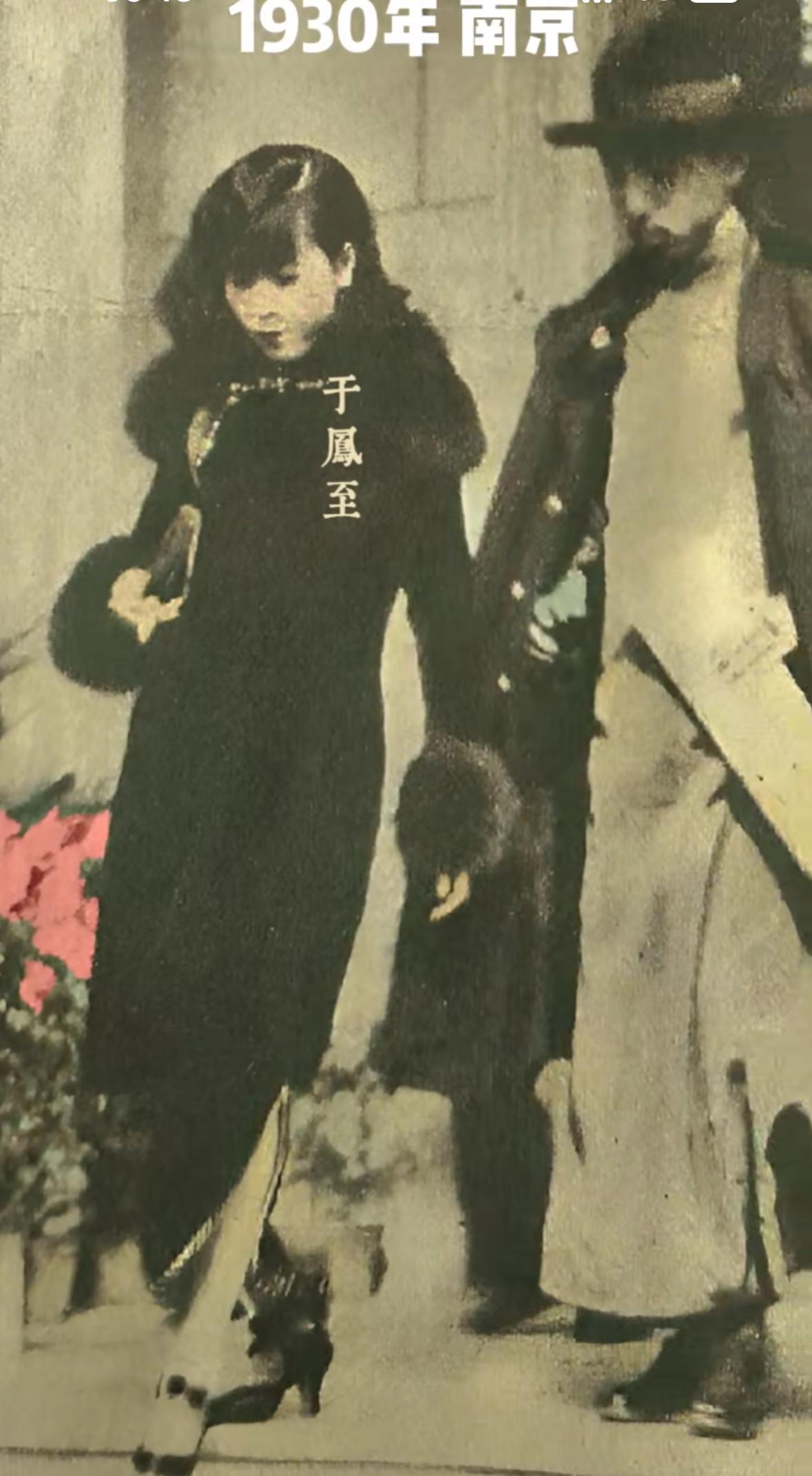 1930年张学良于凤至第一次到南京，行辕设在宋子文公馆，这是他们携步出行辕的情景