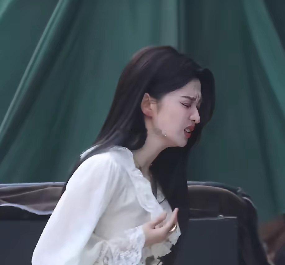原来女明星的耳夹带着也会痛王楚然耳夹掉了耳朵都红了看着都痛…什么工作都不容易啊