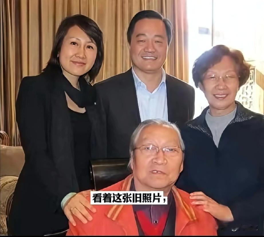 看着这张旧照片，后排左边那个留着齐肩长发、衣着朴素的姑娘，你能认出她是谁吗