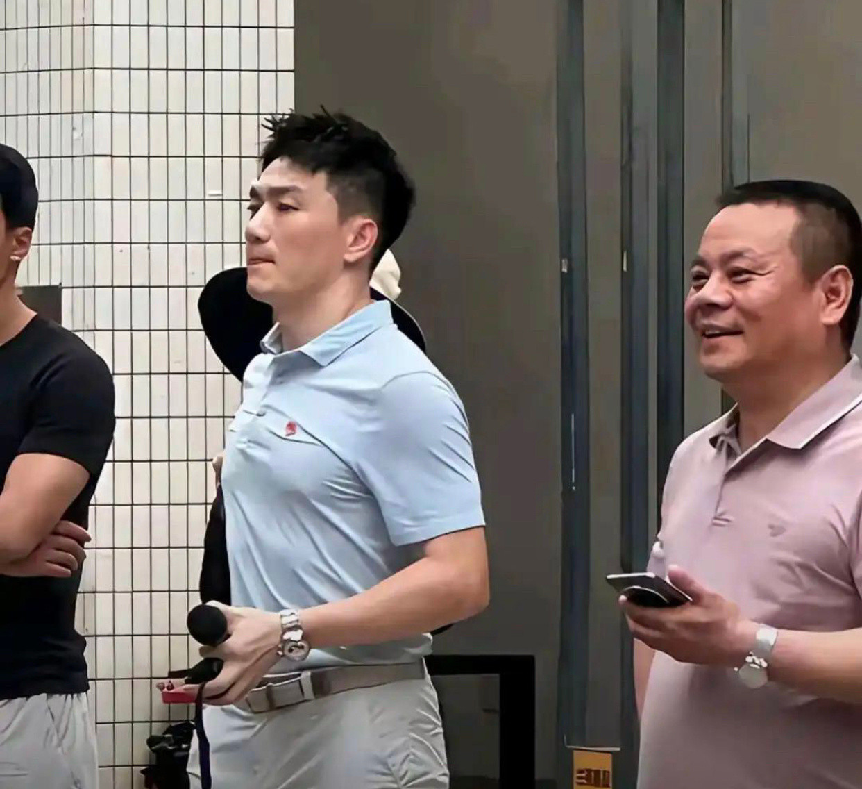 有网友偶遇了张馨予的老公，好像也没有传言中的那么帅啊。