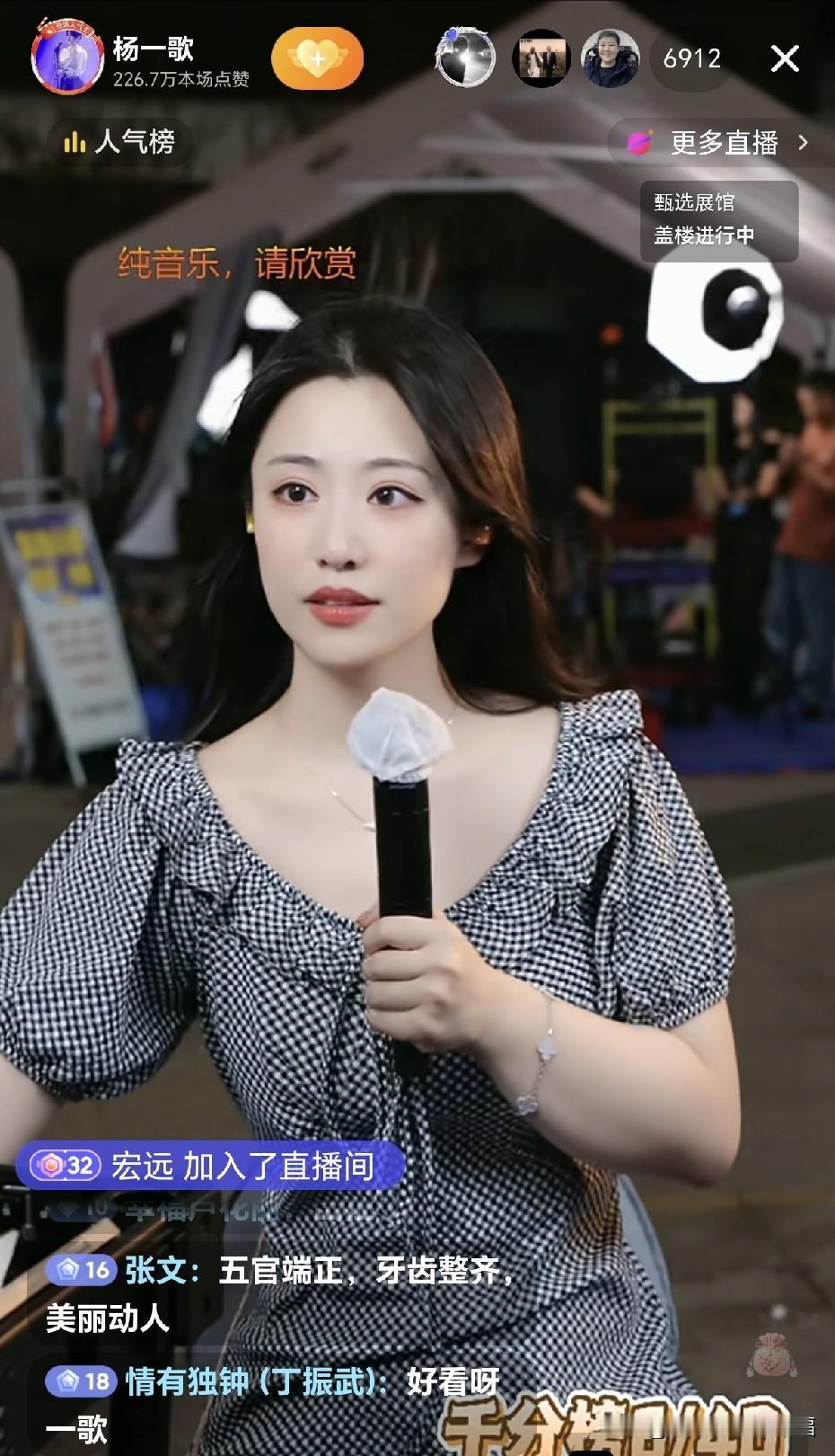 知道不可能，但是看到他俩还是觉得很般配。他俩都有一双明亮迷人的大眼睛，她很美！他