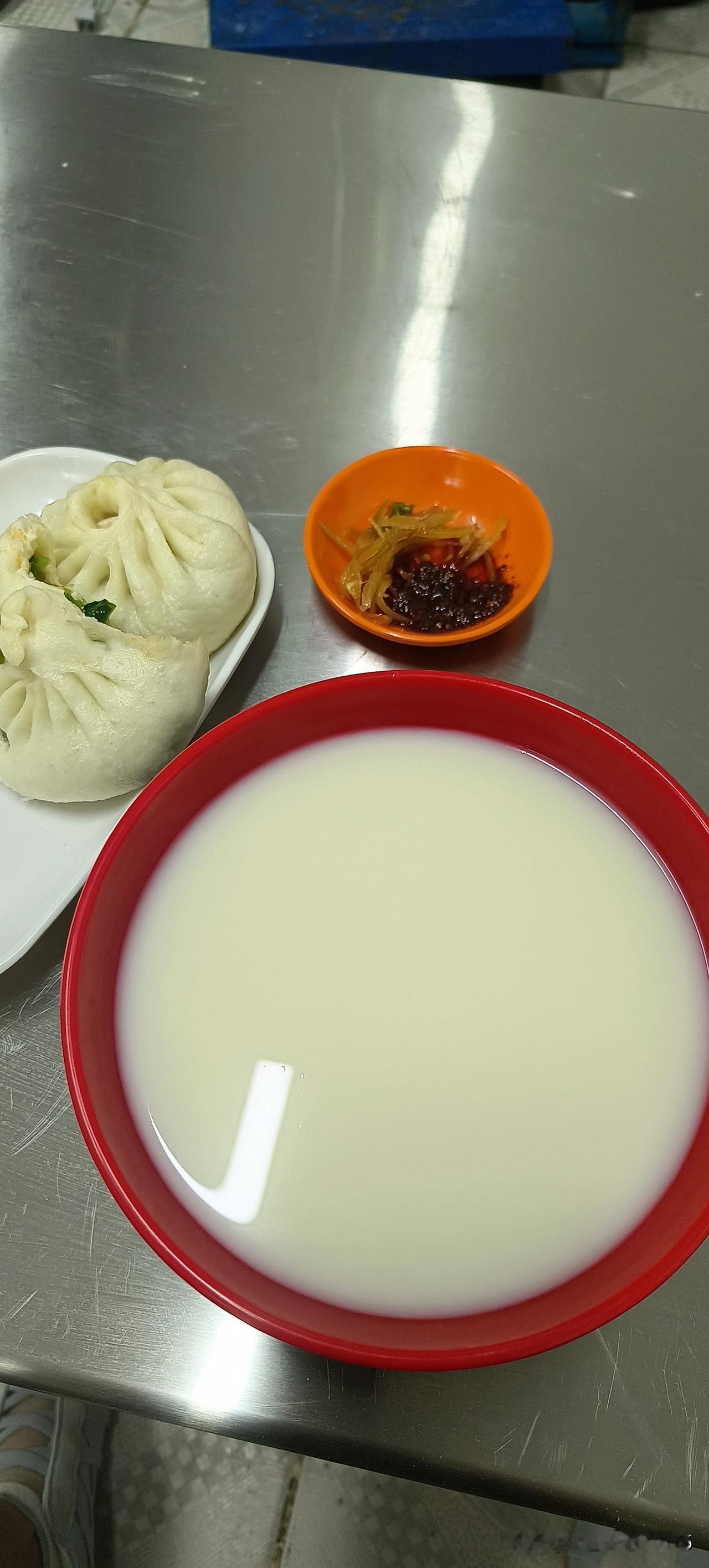 这么热的天，有必要在家做饭吗？早晨出门就在公园门口吃了两个包子，一碗豆浆，一共