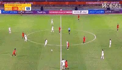 U20女足那个叫余佳琪的姑娘，一脚远射，球都不是奔着球网去的，是奔着人家守门员的