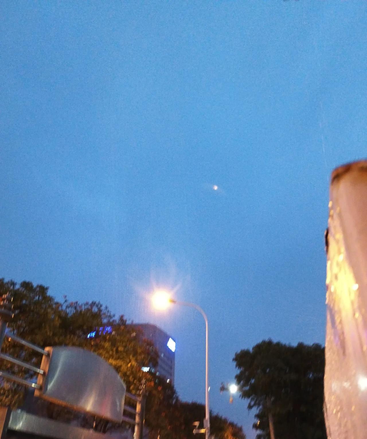 内心爱发酒疯的三大星座男说起内心爱发酒疯的星座男，天蝎男算一个。平常冷静深沉，
