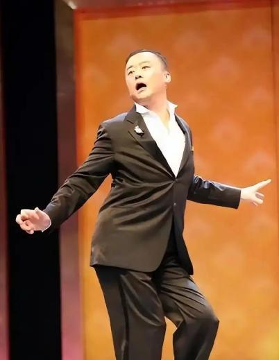 谁能想到，那个曾经站在聚光灯下拿大蒜和咖啡论高低、让无数观众笑出眼泪的脱口秀鼻祖