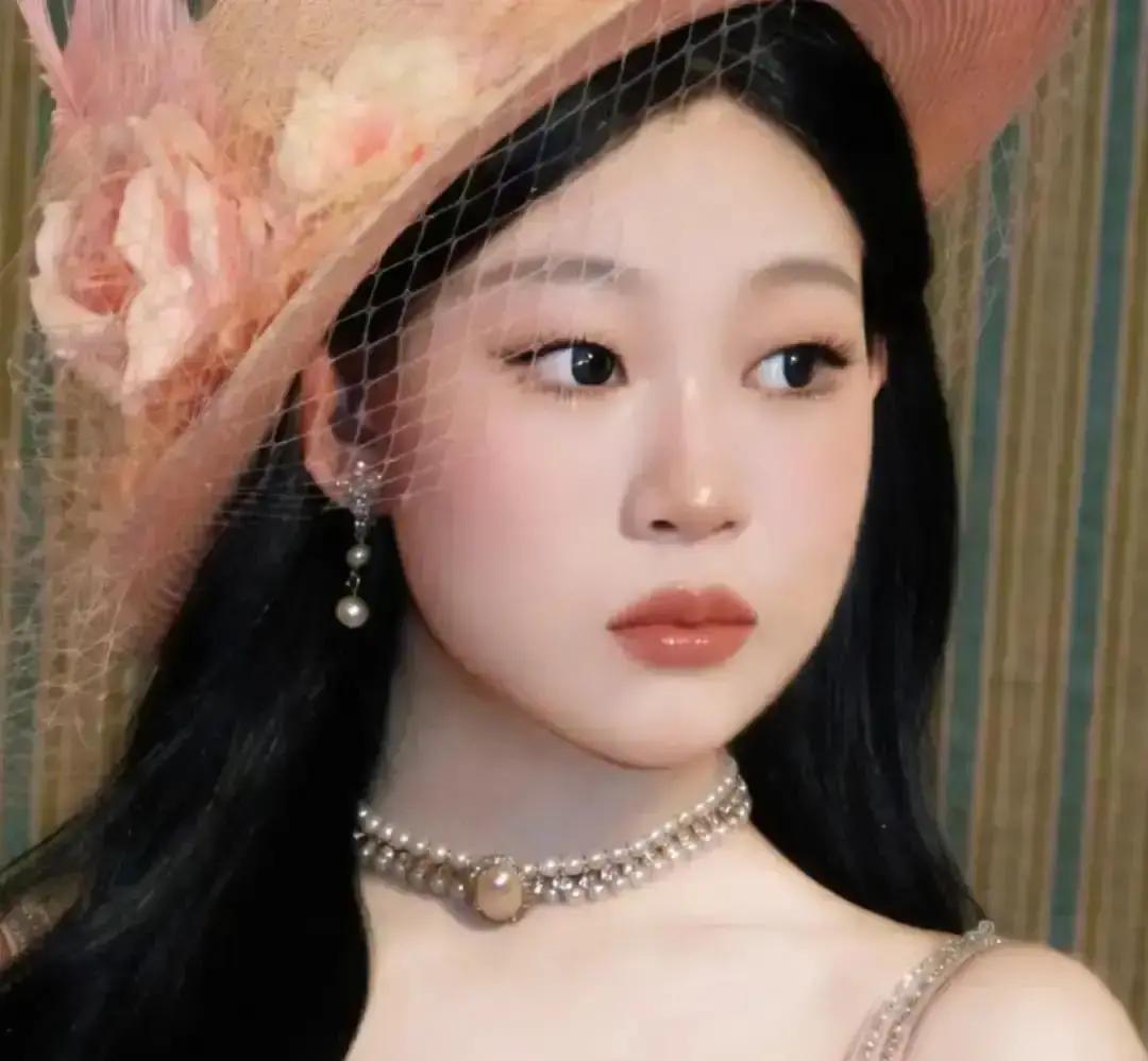 两场晚会，沈佳润一开口就跑调，粉丝拿“年纪小”“紧张”当挡箭牌。可观众不是聋子，