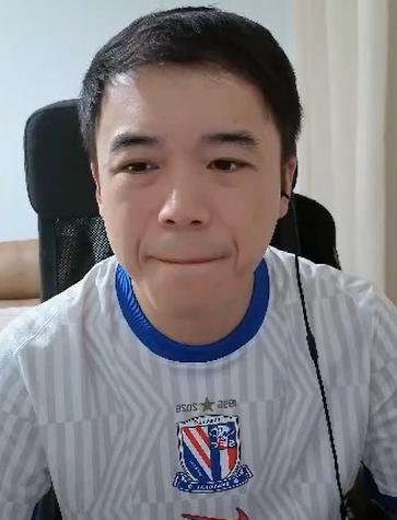 上海申花知名球迷申蓝蓝蓝表示他搞不懂这种东亚杯比赛有什么意义。他认为这就是一个毫