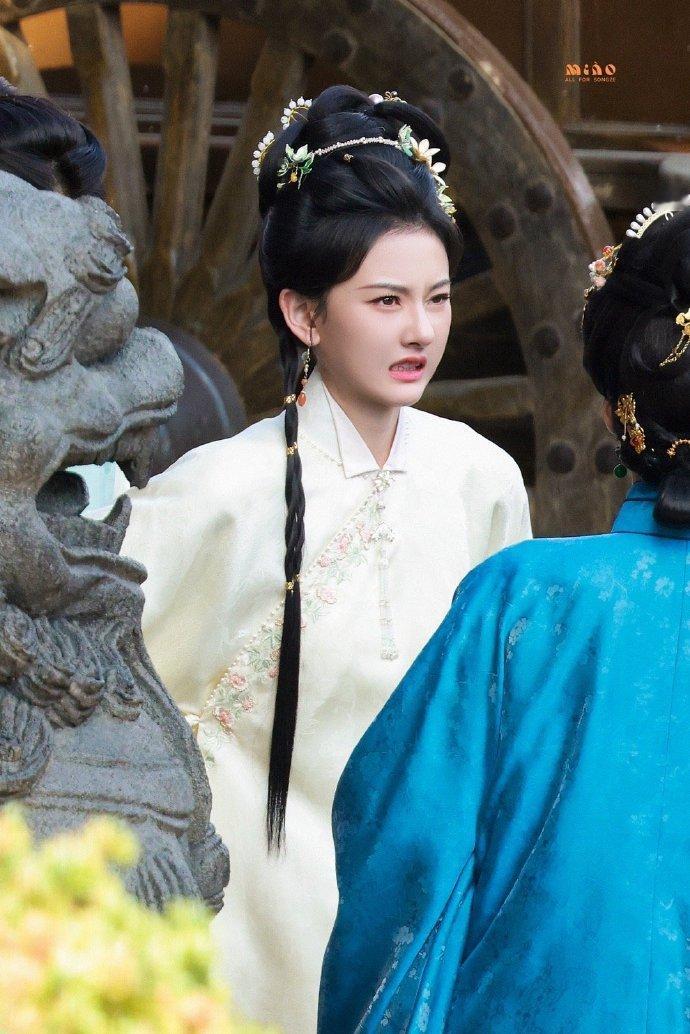 宋祖儿表妹万福夜戏路透宋祖儿甄嘉芙刺绣披风路透宋祖儿表妹万福夜戏路透，宋祖儿