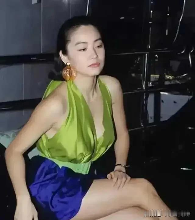 林青霞一个人在酒吧喝酒。这一幕被一位摄影师拍了下来。面对摄像师的镜头，她的眼睛露