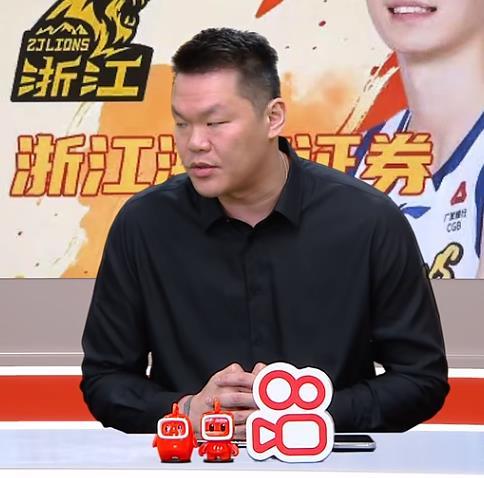 朱芳雨发言体现了责任和担当，与杜锋之前发言形成鲜明对比。朱芳雨今晚作为解说嘉