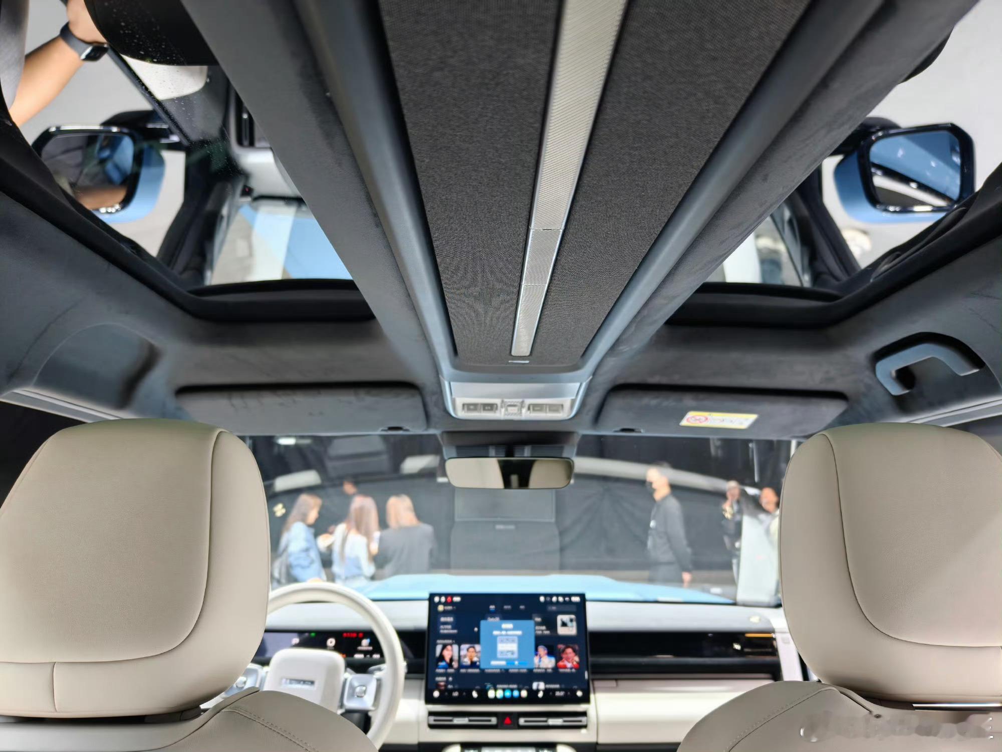 广州车展iCAR展台，首次亮相的iCARV27非常吸睛，V27采用未来经典设计