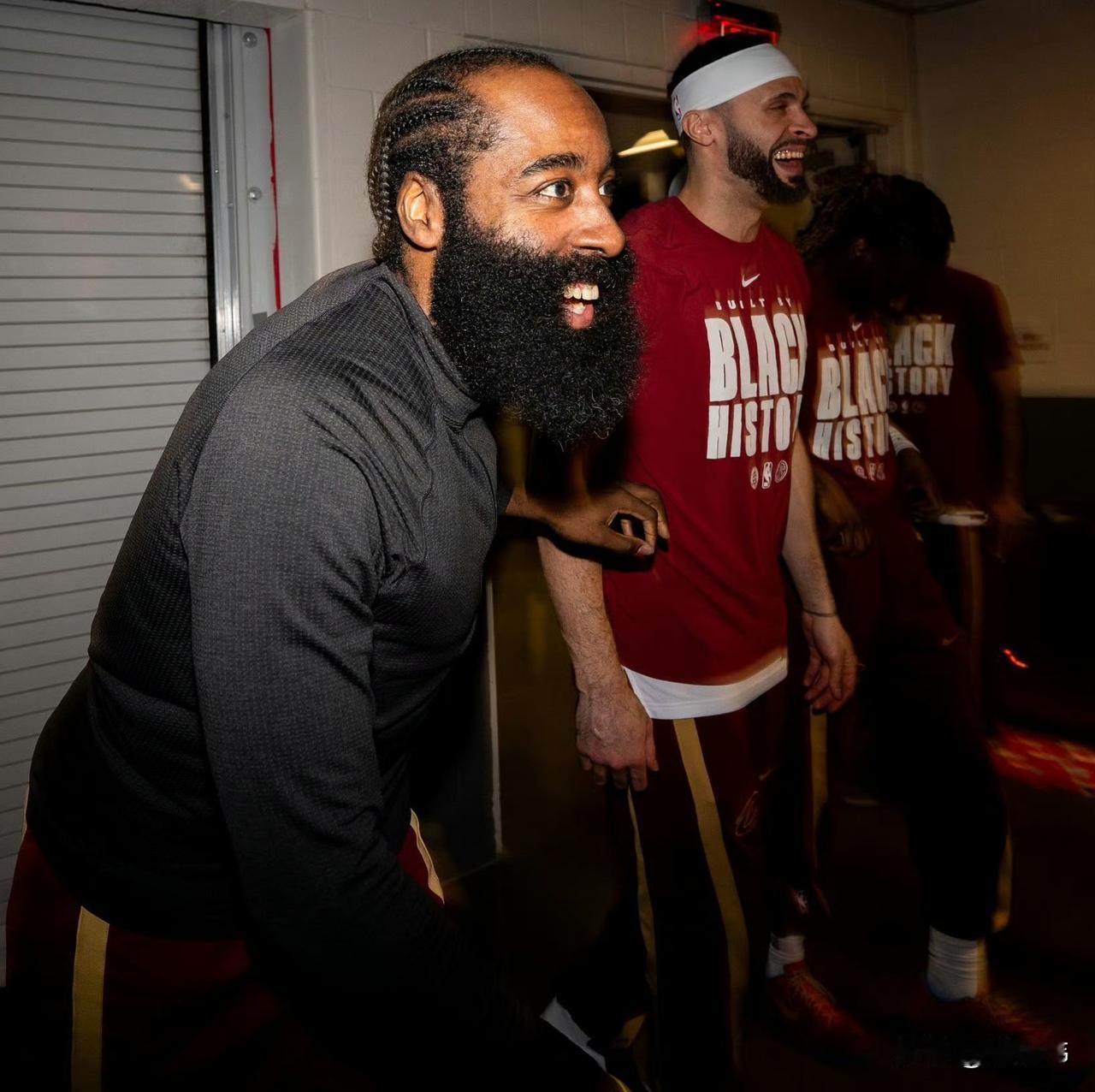 阿伦吃饼很开心！阿伦谈哈登：“哈登来球队的第一场比赛。”“我们就配合非常