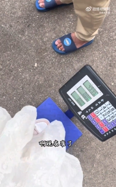 “连大学生都敢坑！”6月23日，广西桂林，大学生离校前卖书，一收废品的大哥过来收