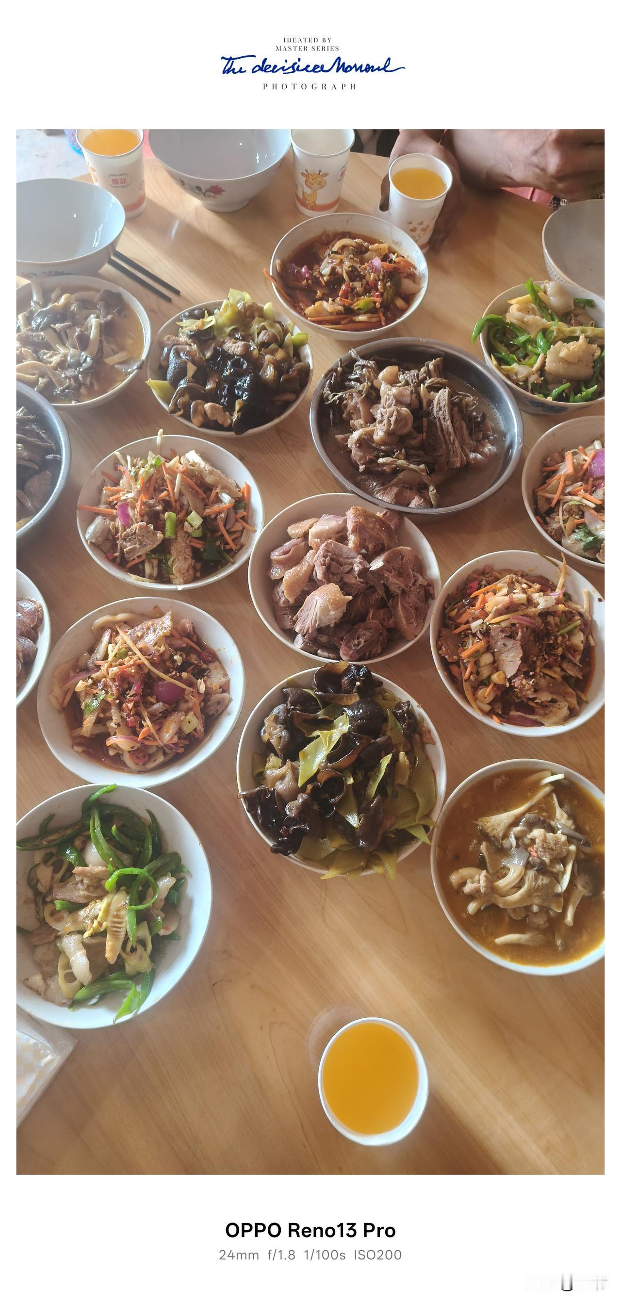 八粮堰农家待客席，这一桌子肉，是咱农村人的实在。[赞][赞][赞]今天家里待
