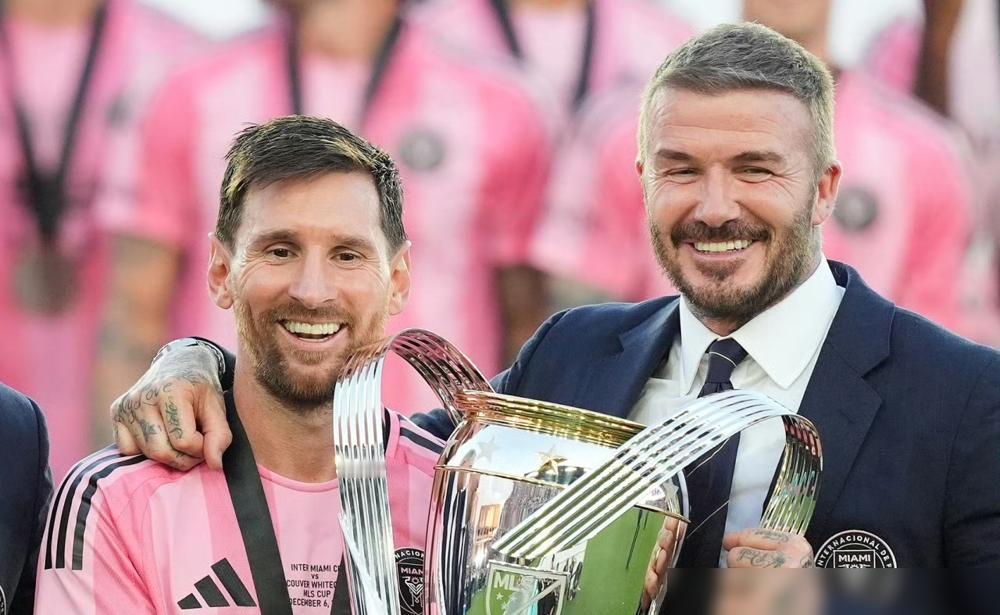 贝克汉姆事业运真好！迈阿密国际拿下美职联总冠军，全家人到场祝贺。​贝克汉姆一