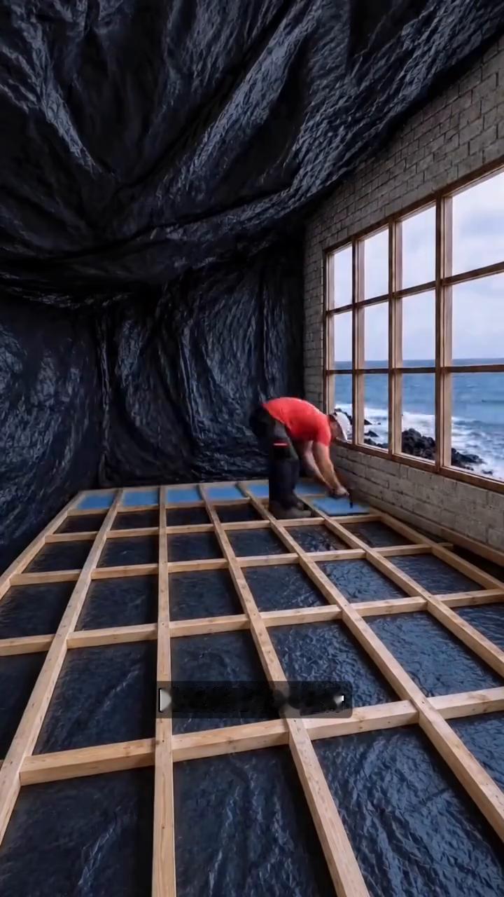 海边岩洞安家。谁能想到男子买不起城里的房子，竟在海边找到一处天然岩洞，准备亲手
