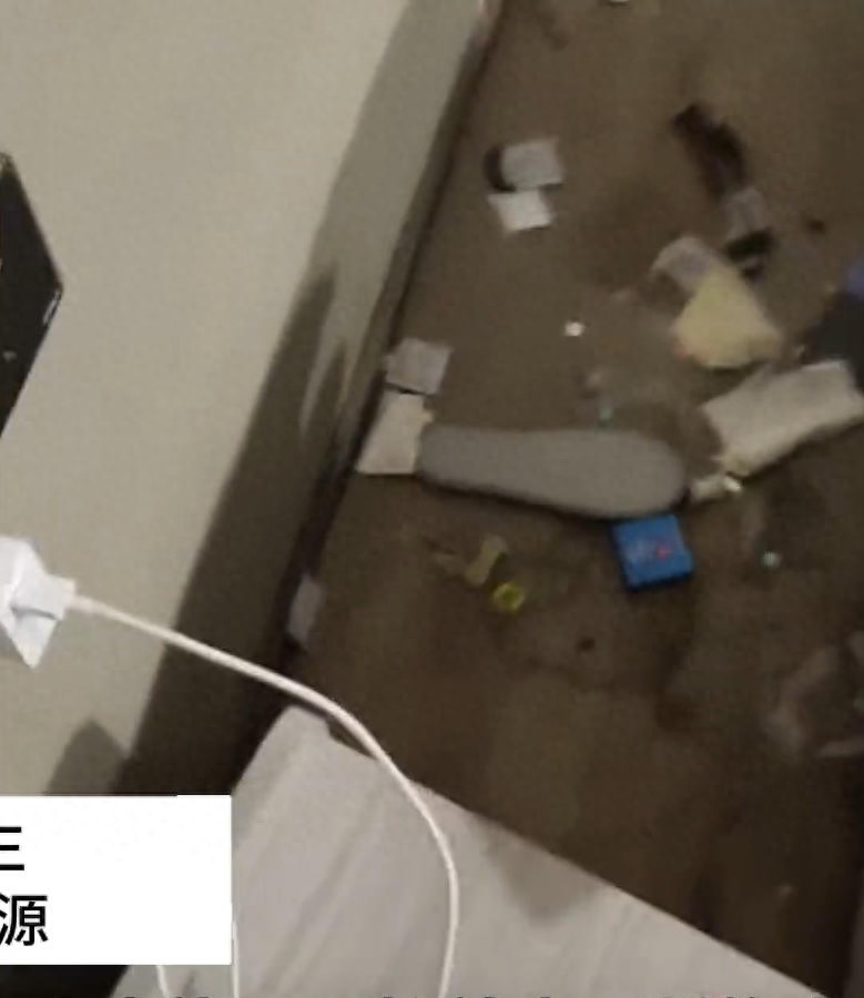 甘肃兰州，男子花356元订酒店大床房住4晚，浑身发痒，还闻到怪臭味。表面看着干净，怀疑味道来自床底，
