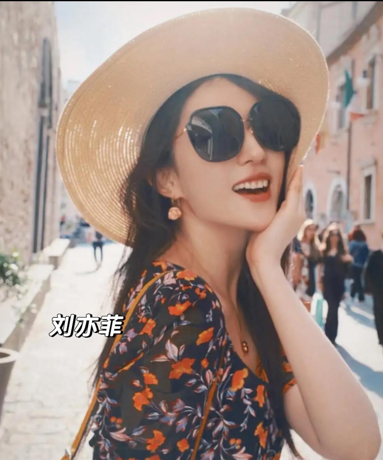 今夏很多人都穿上了花色繁复艳丽的DVF大长裙，李湘、朱珠、刘亦菲、胡杏儿看起来不