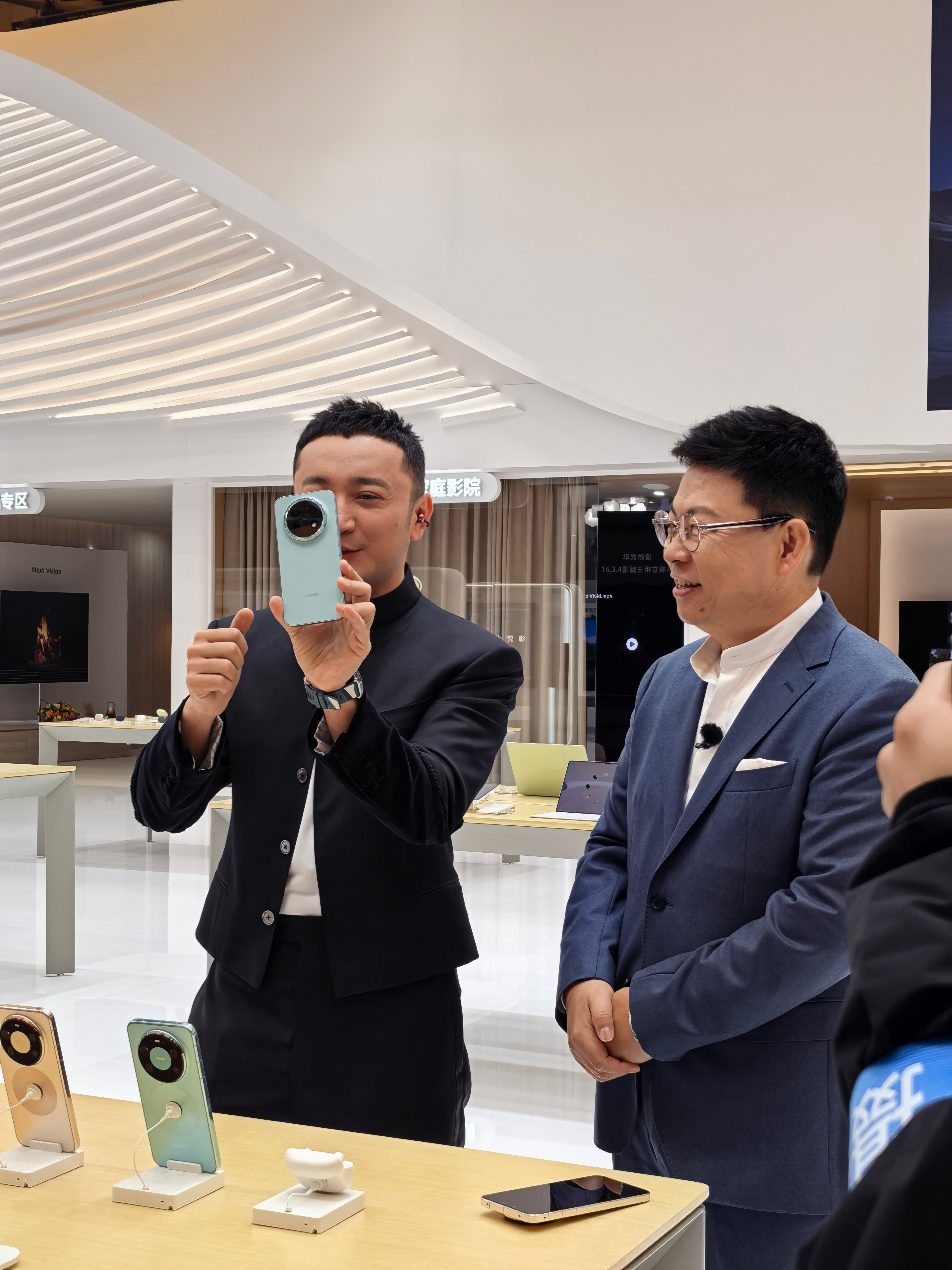 余承东官宣华为畅享90系列华为畅享全系搭载麒麟芯鸿蒙6余总真的又贡献了一波直播名