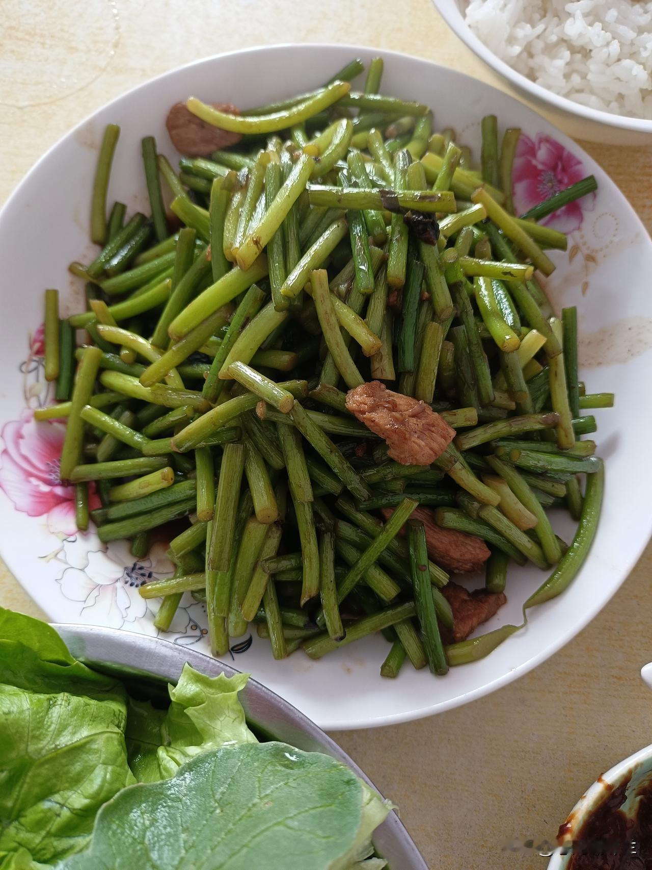今天中午两个菜，蒜苔炒肉，葱头胡萝卜炒肉。上午出去赶集，蒜苔便宜了，我买的是