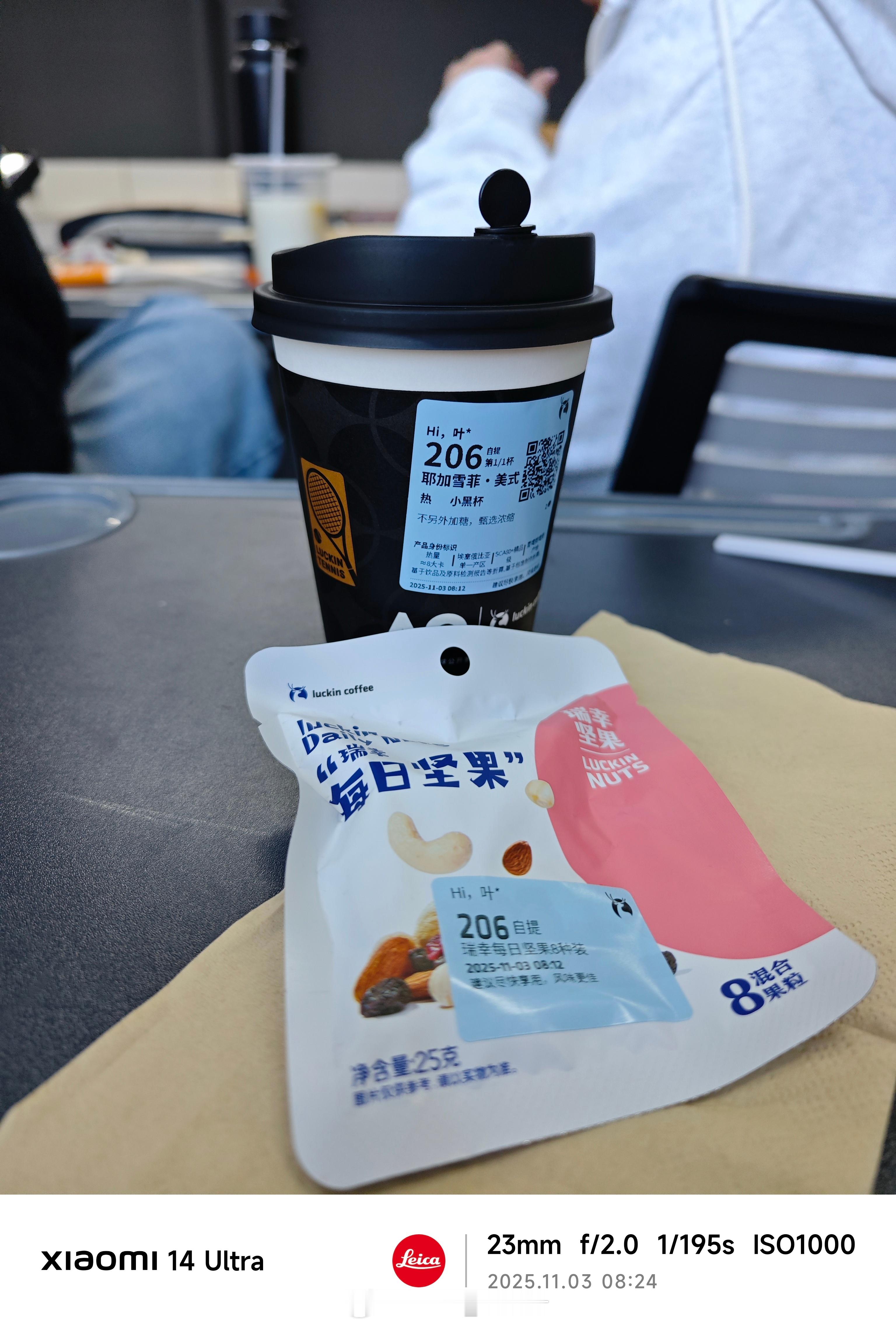 新的一周开始了，早～[墨镜]真冷啊，买一个小黑杯捂手。​​​