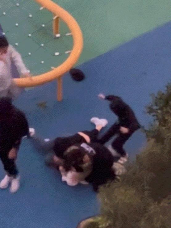 20多名澳洲青年围殴华裔夫妇，中国领事馆发声最近，一则令人痛心的消息在网上引发