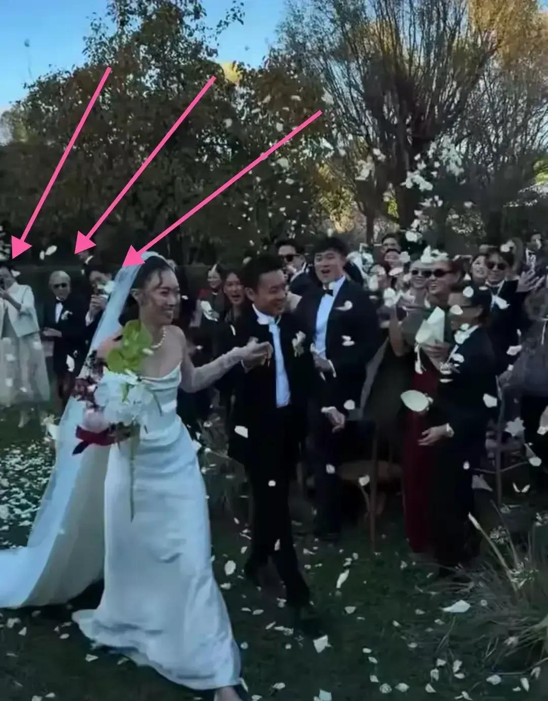 霍启仁悄悄把婚结了，地点就在自家会所，只喊了最亲的几桌人。新娘子一露面，网友全