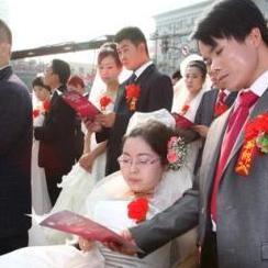 2011年，江西一男子不顾家人反对，娶瘫痪女子，新婚夜前夕，岳母支走宾客，凑到他