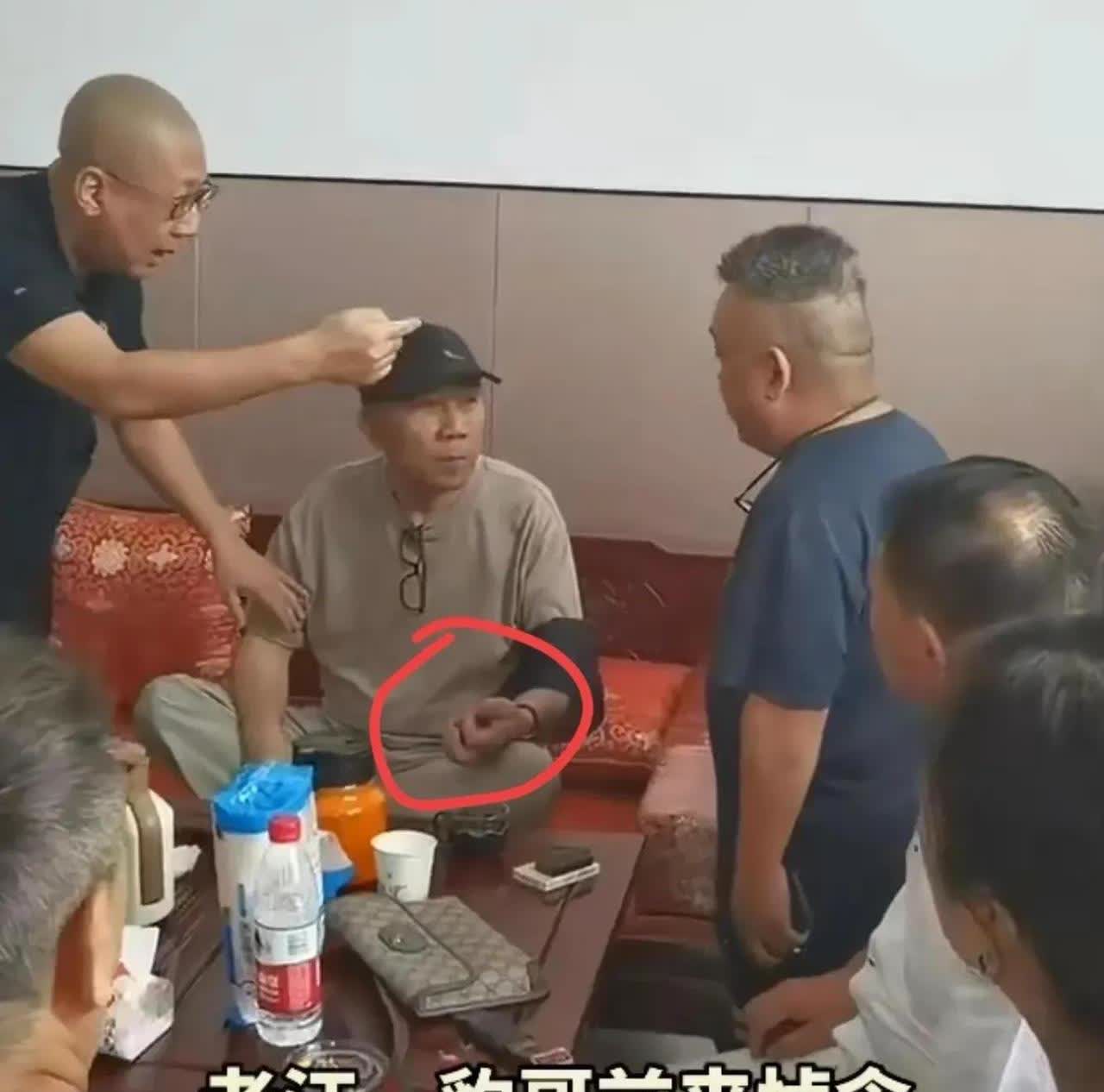 不得不说，姜昆冯巩他们不去是对的，杨少华的葬礼，确实去了不少人，但是现场真的有点