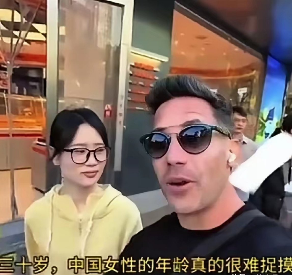 女生在大街上主动上前搭讪外国人，还直接答应晚上可以进一步相处做点什么事。结果老外