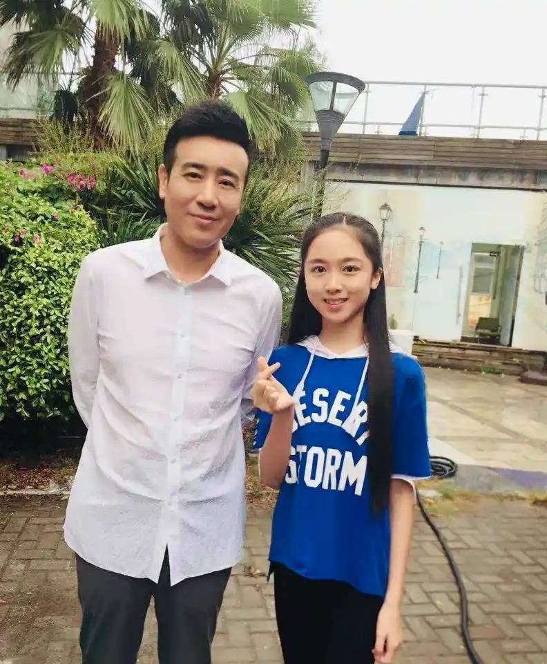 几组明星父女同框反差感十足！于和伟女儿温婉典雅，气质完全随母亲，张丹峰女儿活泼灵