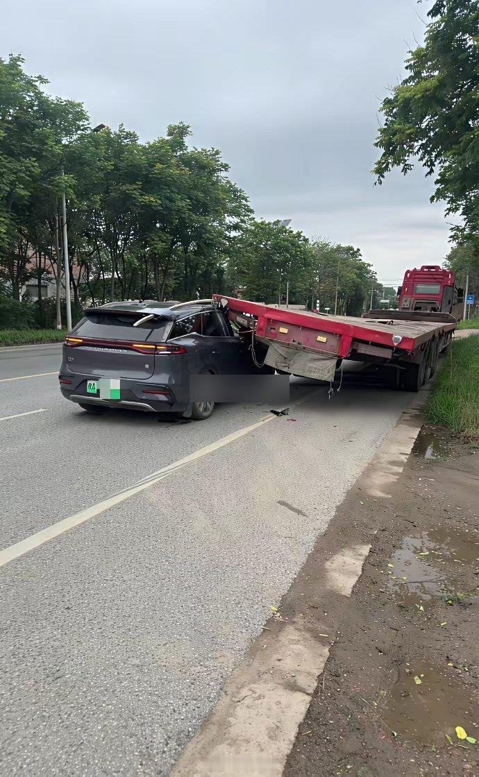 比亚迪唐把半挂车顶起来了——不是夸张，是真顶起来了。路上拍到的事故，陕A比亚
