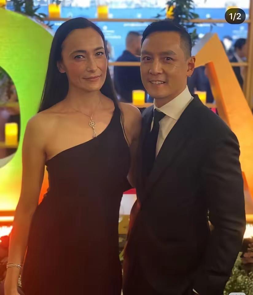 家人们，​见过离谱的，没见过这么离谱的。​看了吴彦祖跟他老婆的照片，我只能用