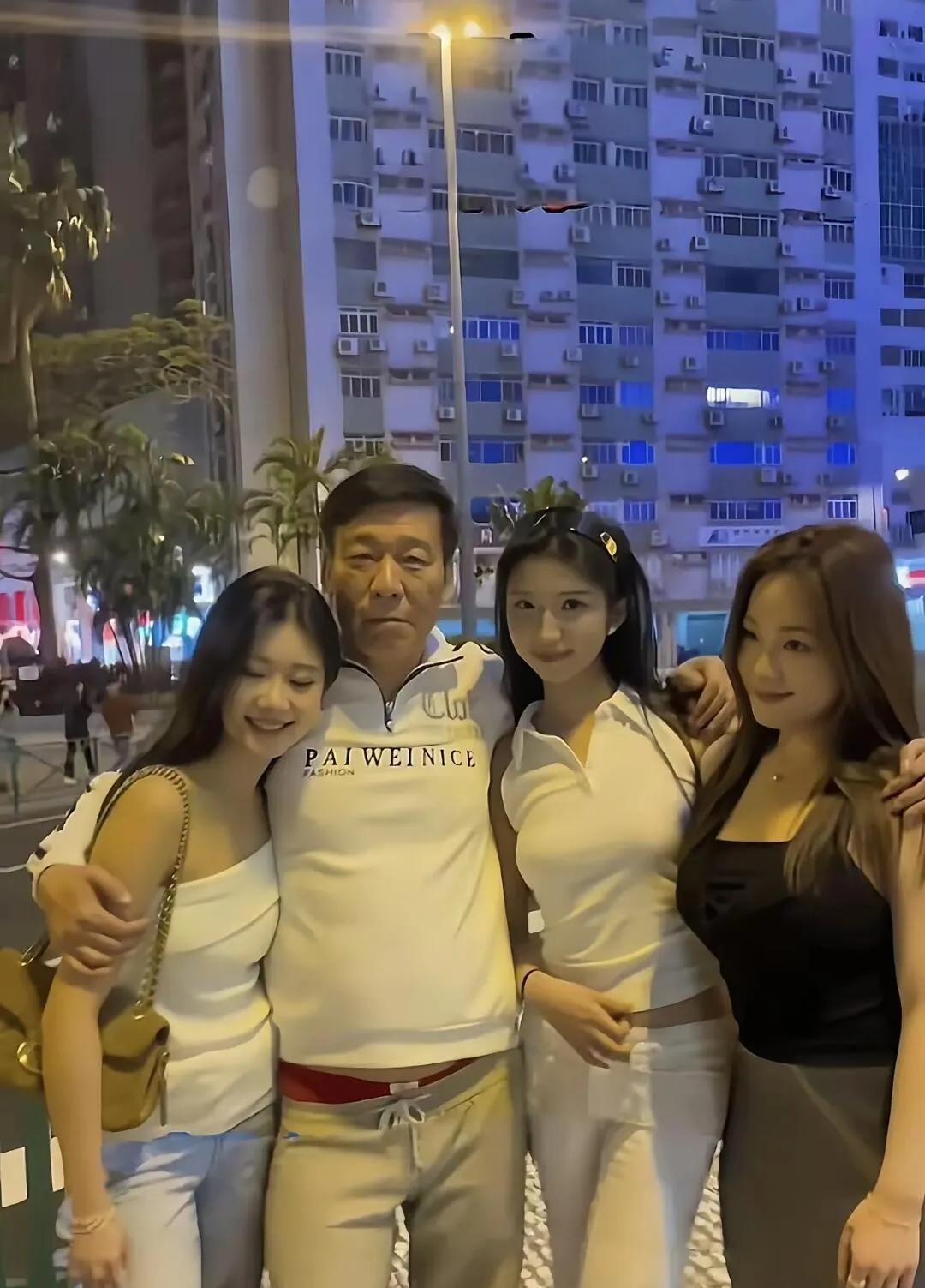 中间这个男人到底什么来头？三位顶级美女主动贴贴，眼神里满是笑意。有人说是圈内